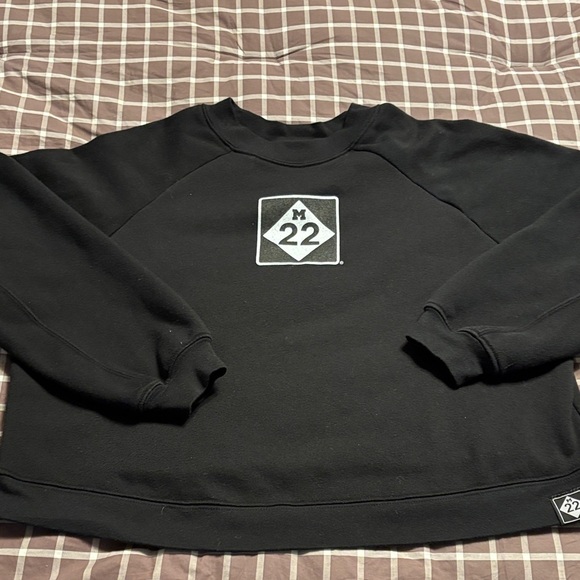 M22 Tops - M22 cropped crew neck
